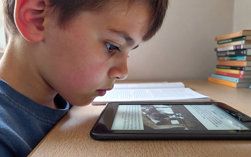 علائم کم بینایی کودکان