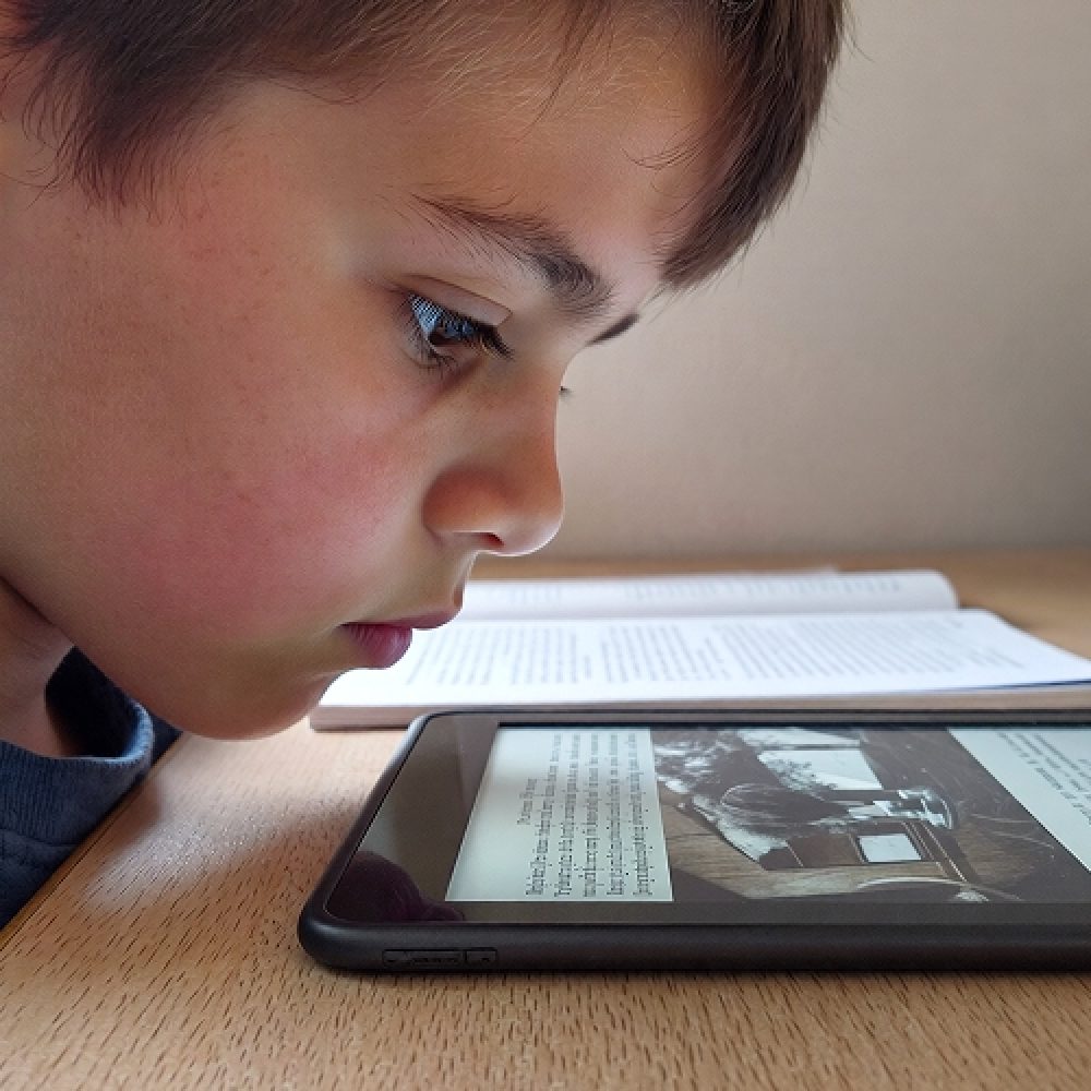 علائم کم بینایی کودکان